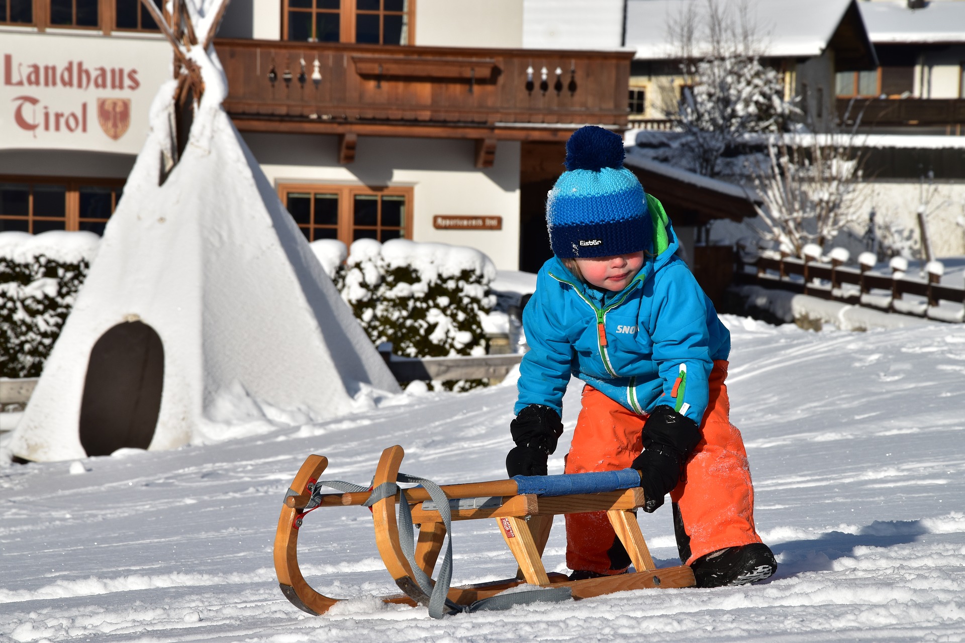 SAALBACH Skitourengruppe Neutral shutterstock_342604946.jpg