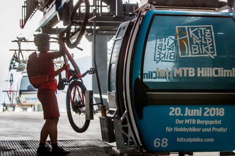 Sommerbegbahnen-MountainbikerbeimeinstiegindieGondelErwinHaiden.jpg