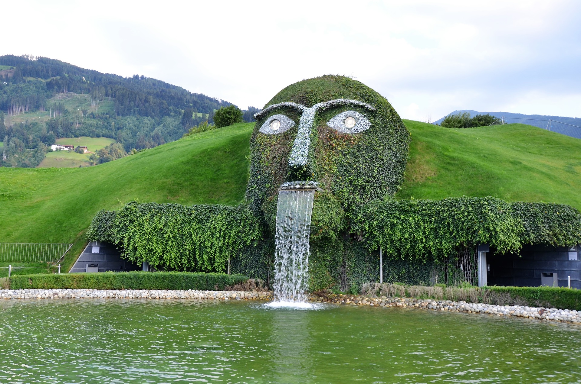 swarovski-giant-3852793_1920.jpg